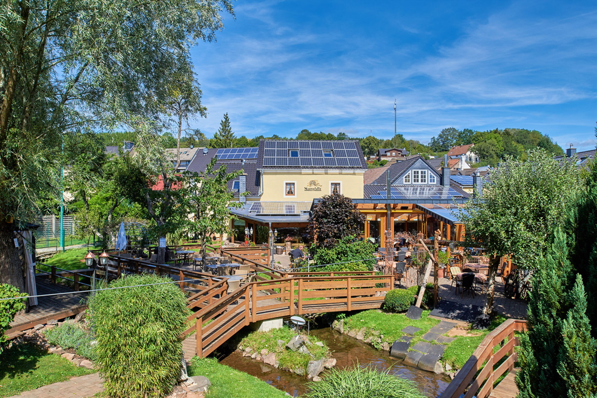 Hinteransicht mit Garten und Terrasse